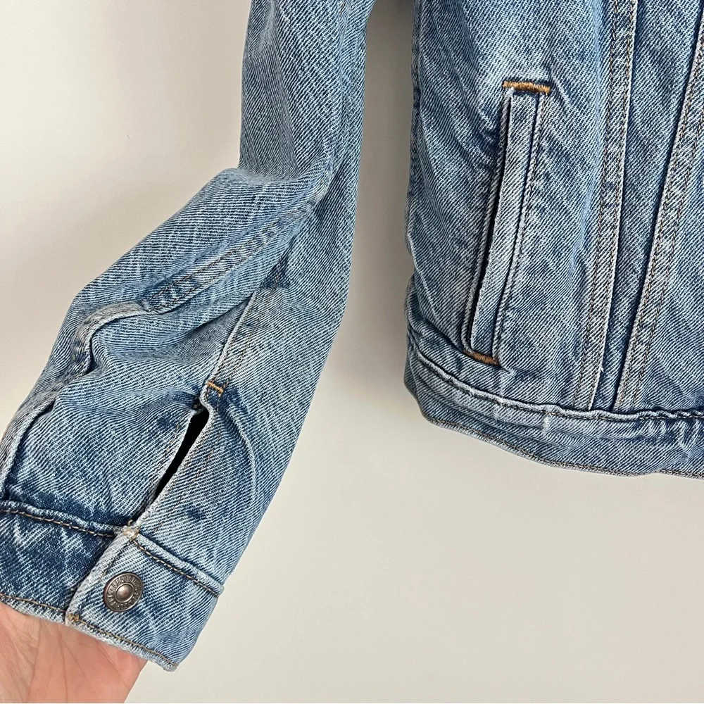 Levi’s Sherpa Lined Denim Trucker Jacket Blue Denim Light Wash Women’s Size S - Picture 5 of 13